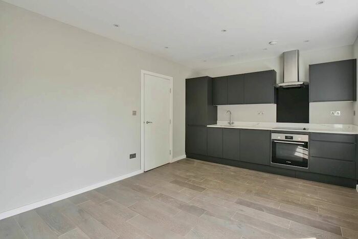 2 Bedroom Flat To Rent In Links Avenue, Morden, SM4