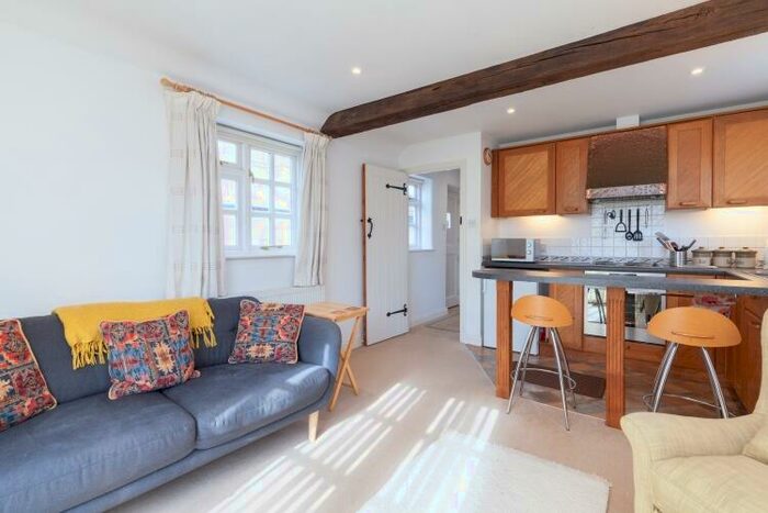 1 Bedroom Flat To Rent In The Avenue, Worminghall, HP18