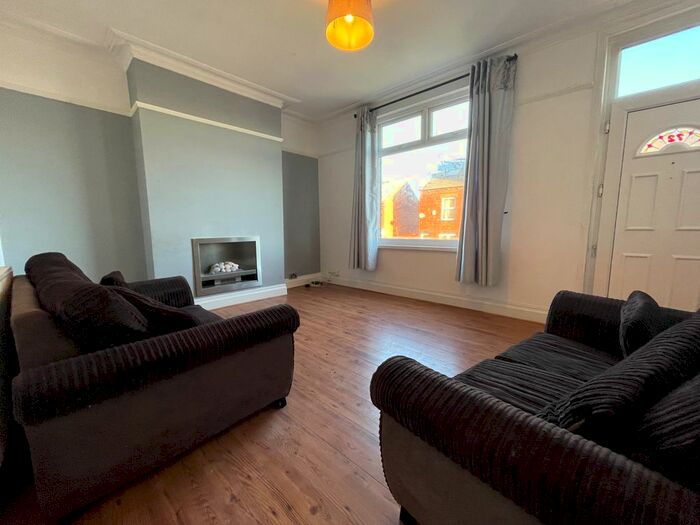 4 Bedroom End Of Terrace House To Rent In Aston View, Bramley, Leeds, LS13