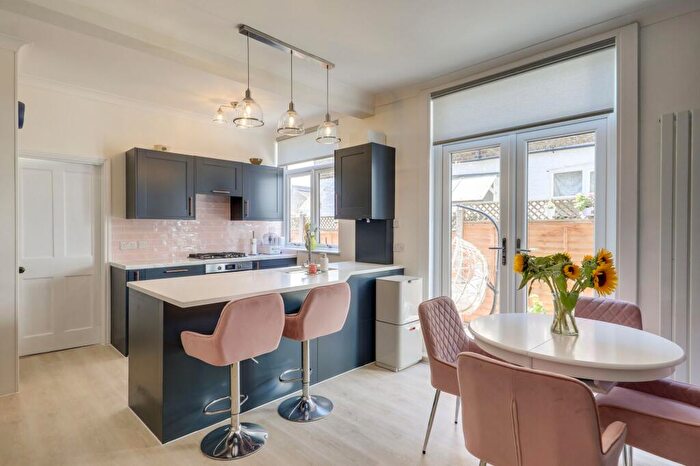 2 Bedroom Flat For Sale In Theodore Road, London, SE13