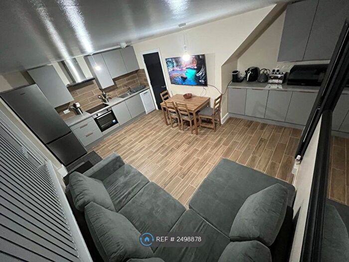 4 Bedroom Flat To Rent In Marden Square, Bermondsey, SE16