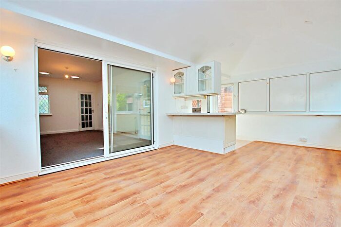 2 Bedroom Bungalow For Sale In Grosvenor Road, Borehamwood, WD6