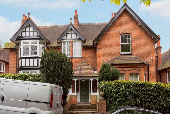 2 Bedroom Flat To Rent In Old Hill, Chislehurst, Kent, BR7