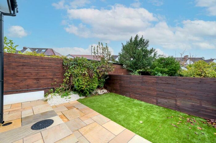 2 Bedroom Flat To Rent In The Ridgeway, Golders Green, London, NW11