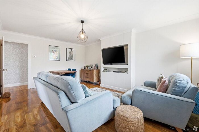 2 Bedroom Maisonette For Sale In Belmont Close, Wickford, Essex, SS12