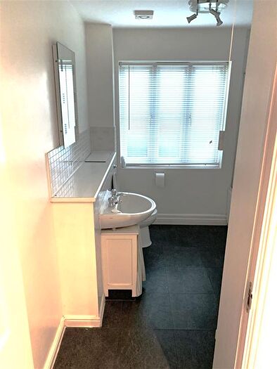 2 Bedroom Flat For Sale In Collingtree Court, Solihull, B92
