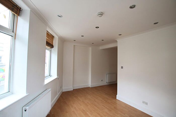 3 Bedroom Flat To Rent In High Road, Wllesden, NW10