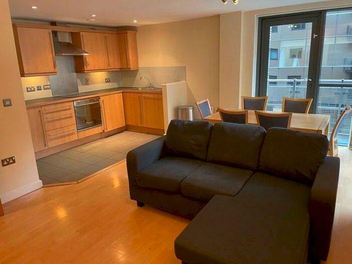 2 Bedroom Flat To Rent In City Walk, Leeds, West Yorkshire, Uk, LS11