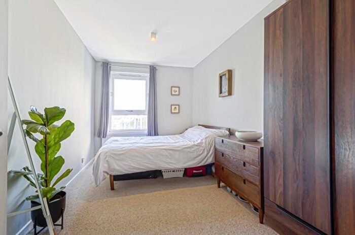 2 Bedroom Flat To Rent In Battersea Church Road London, SW11