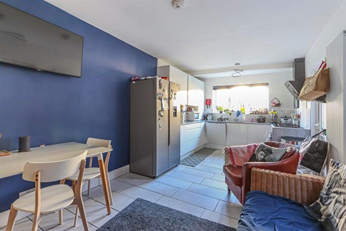 4 Bedroom Private Halls To Rent In Dogfield Street, Roath, CF24