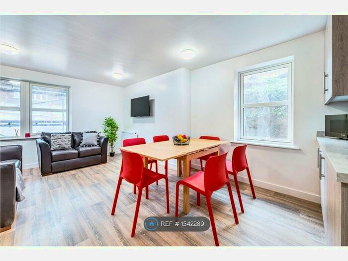 6 Bedroom Flat To Rent In Greenwood Lodge, Winchester, SO22