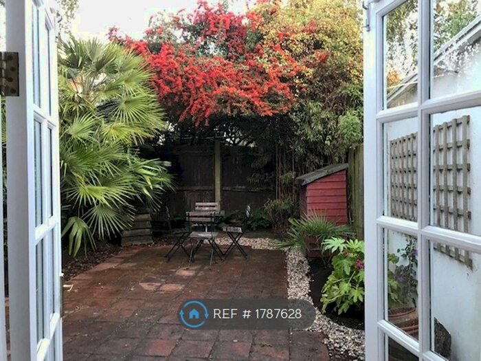 2 Bedroom Flat To Rent In Effra Parade, London, SW2