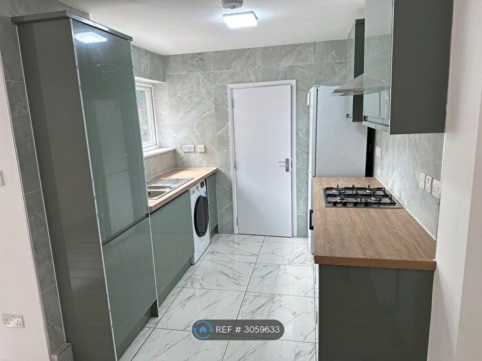 3 Bedroom End Terrace House To Rent In Highgrove Street, Reading, RG1