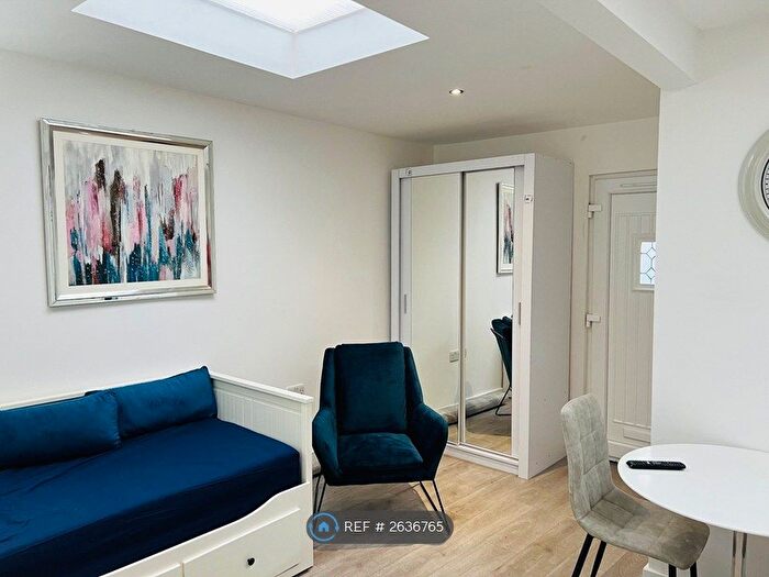 Studio To Rent In The Pines, Woodford Green, IG8