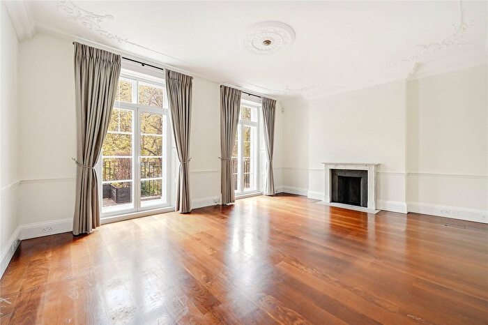 4 Bedroom Flat To Rent In - Eaton Square, London, SW1W