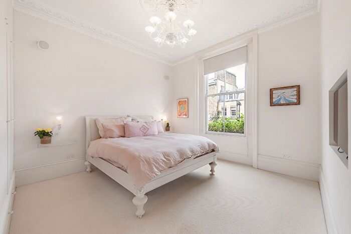 3 Bedroom Flat To Rent In Stafford Terrace, Kensington, W8