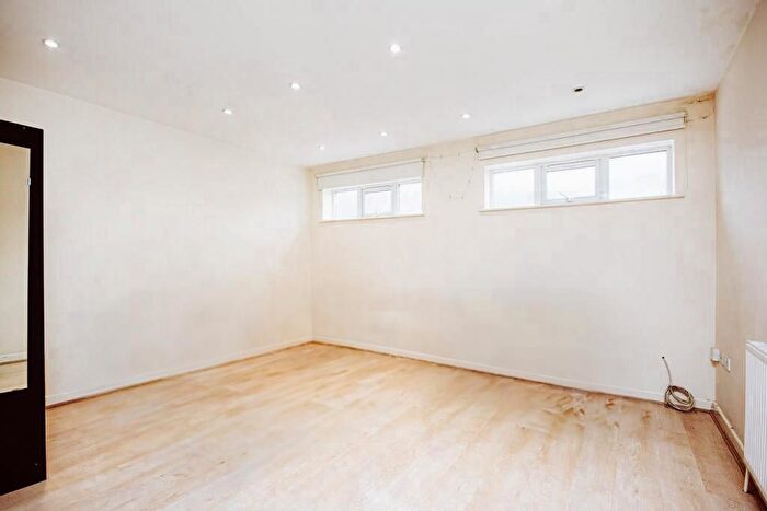 Studio To Rent In Finchley Road, London, NW11