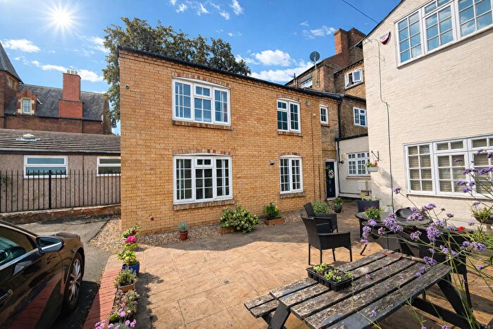 2 Bedroom End Of Terrace House For Sale In Flat, , Warwick Street, Rugby, Warwickshire, C, CV21