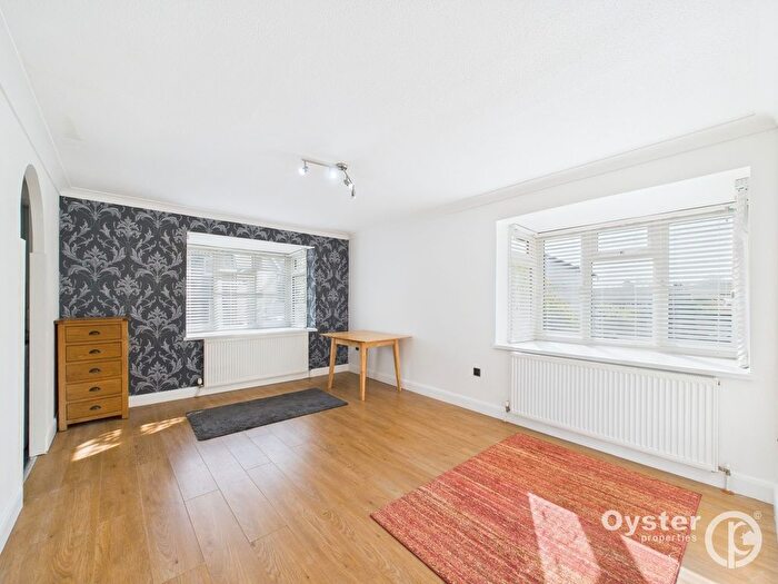 2 Bedroom Flat To Rent In Marshalls Close, London, N11