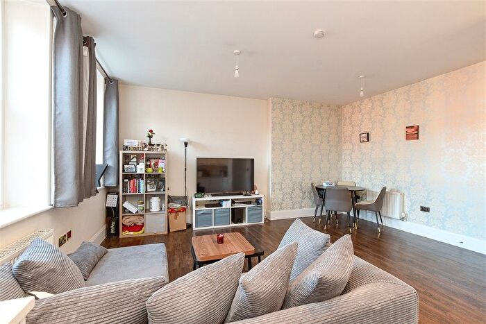 2 Bedroom Flat For Sale In Sherwood Way, Epsom, Surrey, KT19