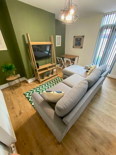 5 Bedroom Terraced House To Rent In Thornes Road, L6