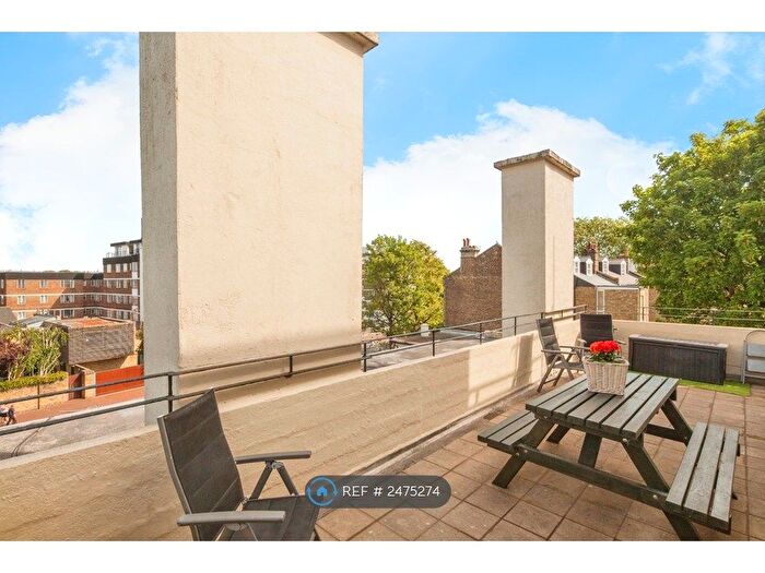 3 Bedroom Flat To Rent In Thurleigh Court Nightingale Lane, London, SW12