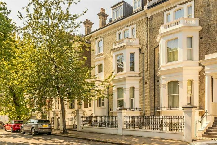 2 Bedroom Flat To Rent In Redcliffe Gardens, London, SW10