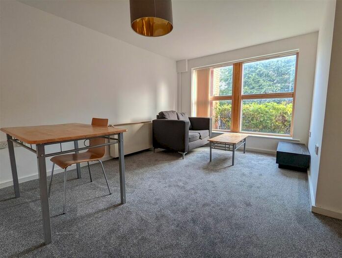 1 Bedroom Flat To Rent In Chester Road, Manchester, M16