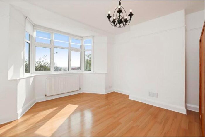 2 Bedroom Flat To Rent In Sherwood Hall, East End Road, London, N2