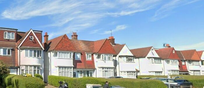 Studio To Rent In Golders Green Road, London, NW11