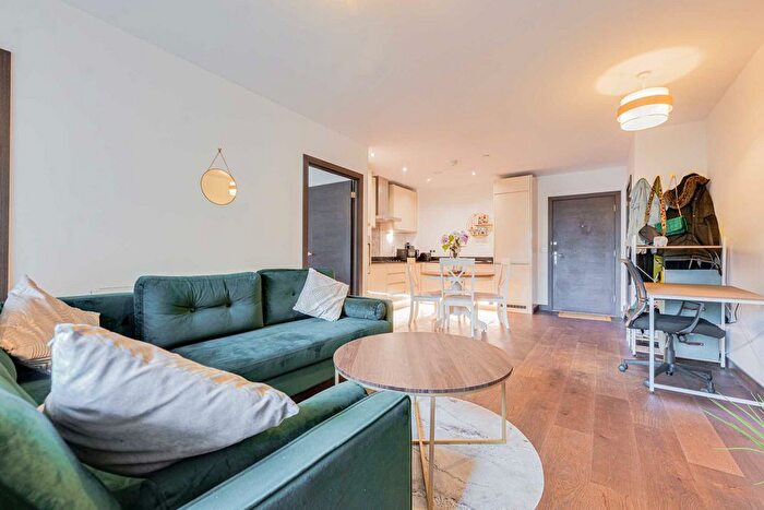 1 Bedroom Flat For Sale In Fairfax Drive, Westcliff-On-Sea, SS0