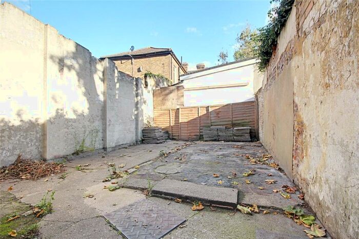 2 Bedroom Flat To Rent In Baker Street, Enfield, Greater London, EN1