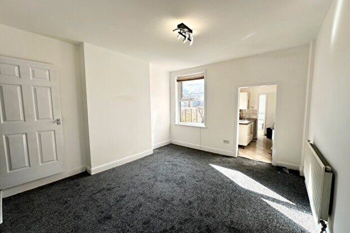 2 Bedroom Property To Rent In Stanley Road, Nottingham, NG7