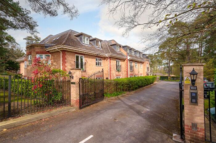 1 Bedroom Apartment For Sale In Ardwell Close, Crowthorne, Berkshire, RG45