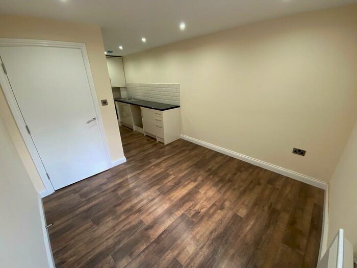 1 Bedroom Apartment To Rent In Kirkstall Gate, Leeds, LS5