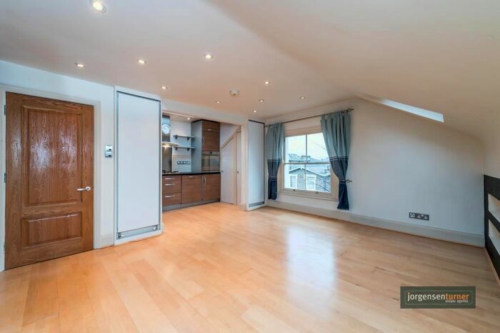 2 Bedroom Flat To Rent In Godolphin Road, Shepherds Bush, Jf, London, W12