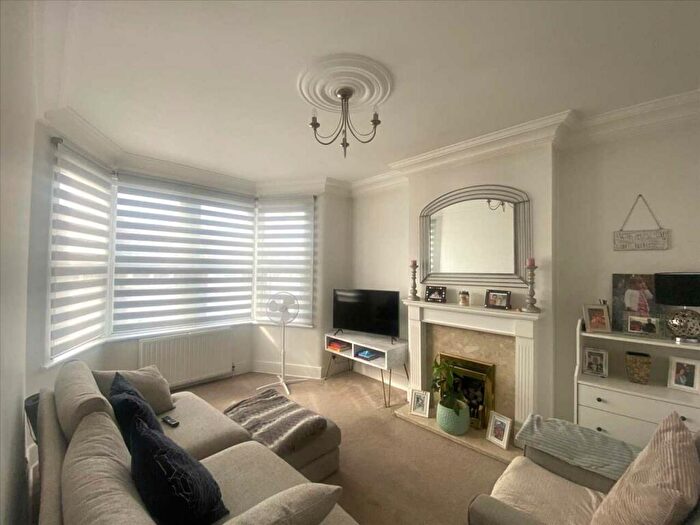 2 Bedroom Apartment To Rent In Leigh On Sea, SS9