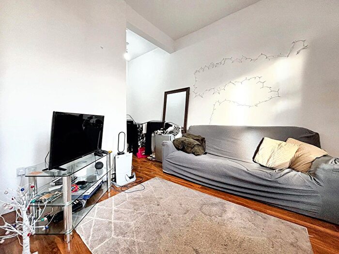 2 Bedroom Flat To Rent In City Road, Bristol, Tp, Gb, BS2