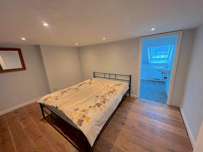 1 Bedroom Property To Rent In Thorpe Lea Road, Egham, TW20