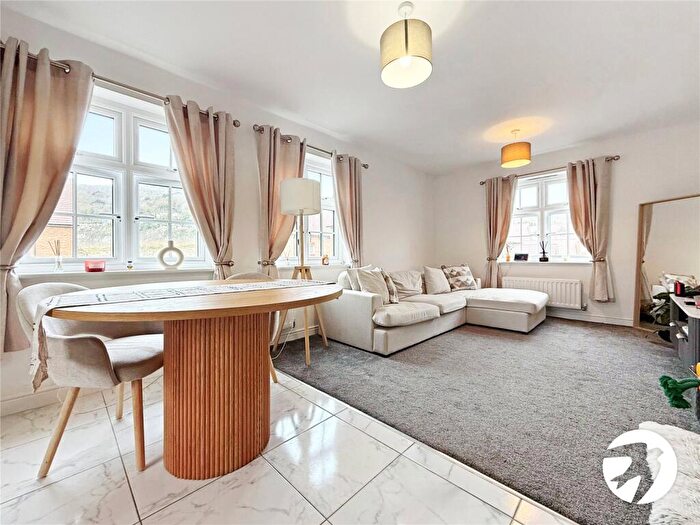 2 Bedroom Flat To Rent In Clay Place, Halling, Rochester, Kent, ME2