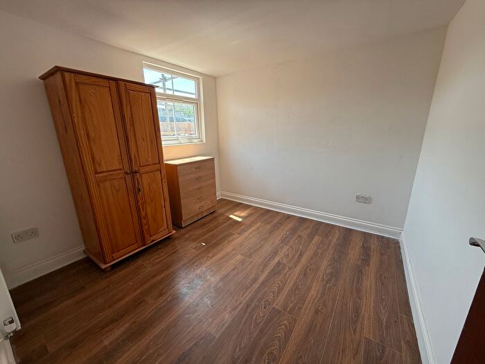 2 Bedroom Flat To Rent In First Avenue, Acton, W3