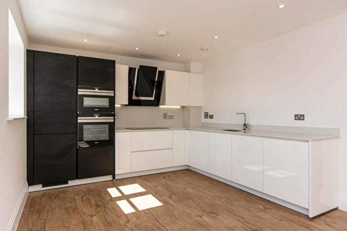 3 Bedroom Flat To Rent In Reeves Court, North Finchley, London, N12