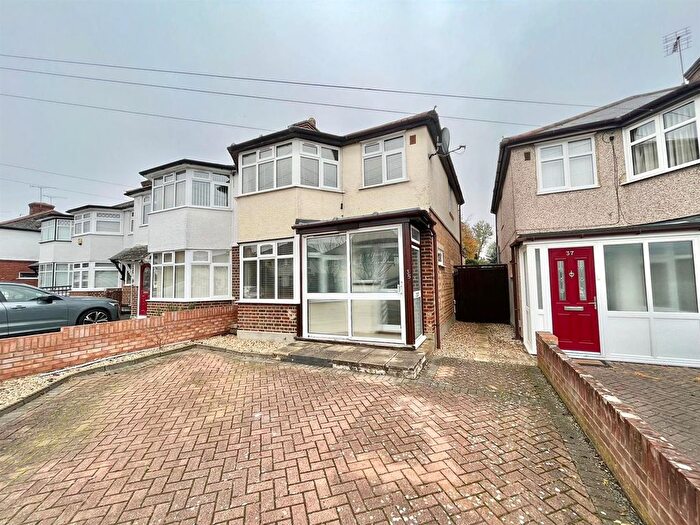 3 Bedroom Semi-Detached House To Rent In Drayton Gardens, West Drayton, UB7