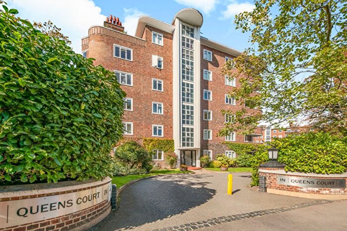 2 Bedroom Flat For Sale In Queens Court, Queens Road, TW10