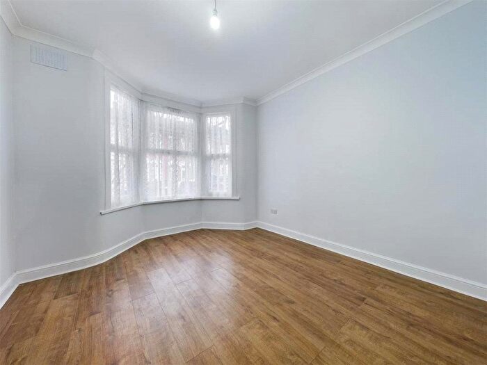 2 Bedroom Flat To Rent In Livingstone Road, Walthamstow, E17