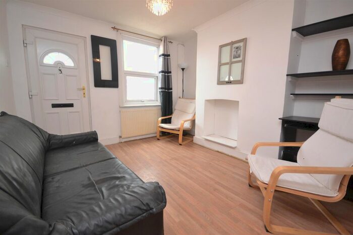 2 Bedroom End Of Terrace House To Rent In Mount Pleasant, Reading, Berkshire, RG1