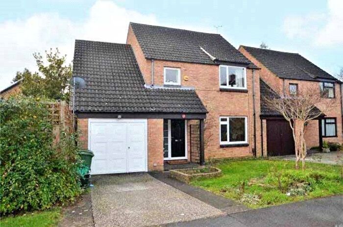 4 Bedroom Link Detached House To Rent In Carston Grove, Calcot, Berkshire, RG31