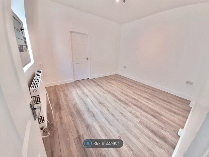 1 Bedroom Flat To Rent In Eaton Crescent, Swansea, SA1