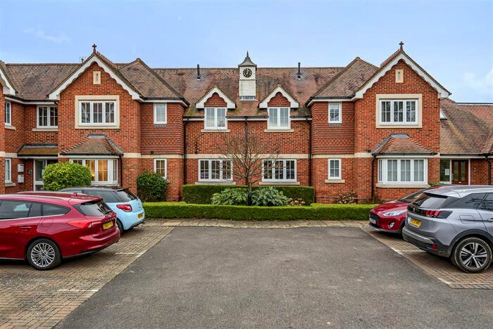 2 Bedroom Flat For Sale In Broadcommon Road, Hurst, Berkshire, RG10