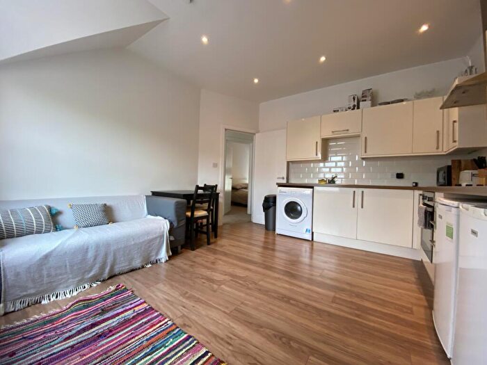 2 Bedroom Flat To Rent In Penylan Road, Penylan, CF23